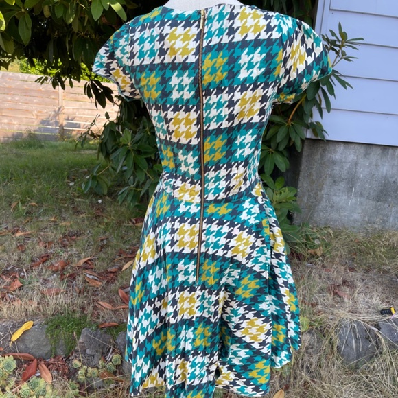 Patterned Dress with Pockets - Picture 2 of 7